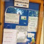 there is a sign on the door of a building that says secretaria de cursas de