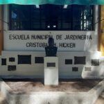 there is a sign that says escuela municipal de jardineria on the side of a