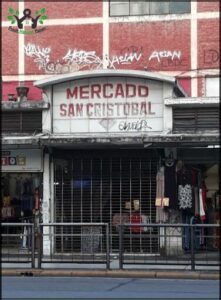 there is a store front with a sign that says mercado san cristoal