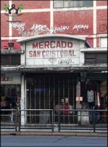 there is a store front with a sign that says mercado san cristoal