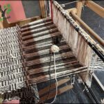 there is a weaving machine that is sitting on a table