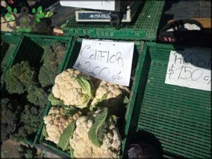 there are many vegetables on display at a farmers market