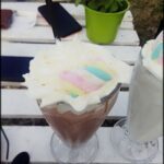 there are two desserts in the glasses on the table
