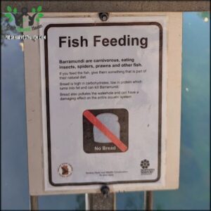 A sign that says "No Bread" is posted on a metal pole.