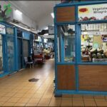 A store with a blue door and a sign that says "vegetales milagros".
