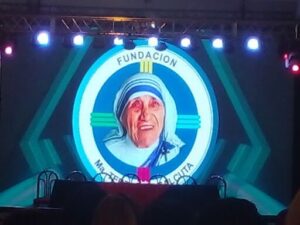 A large screen displays a picture of a woman, possibly a famous figure, with the words "Fundacion" written below her.