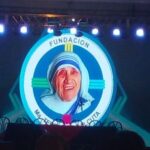 A large screen displays an image of a woman, possibly a famous person, with the words "Fundacion" written below her.