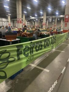 A large green banner with the words "Ferias do ADS" written on it.
