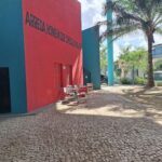 A red building with a sign that says "Arreda Homen de Chef".