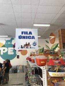 A sign hanging from the ceiling reads "FILA UNICA" in blue letters.