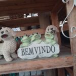 A sign that says "Bemvindo" is displayed on a wooden shelf.