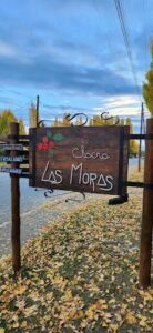 A sign with the name "Cloro Las Moras" on it.
