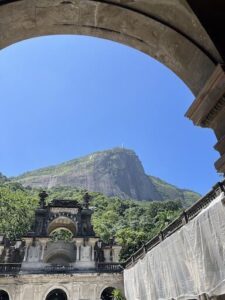 A beautiful mountain view can be seen through an archway.