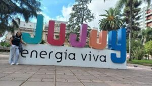 A sign that says "energia viva" in a foreign language.