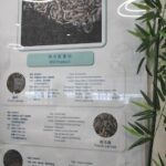 A sign with a picture of a pile of worms on it.