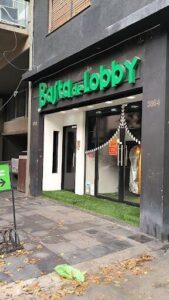 A storefront with a green sign that reads "Bartada de lobby".