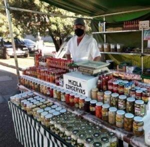 Feira orgânica aos Sábados no Seminário. Este quiosque tem conservas, pimentas, etc. Tudo de qualidade.